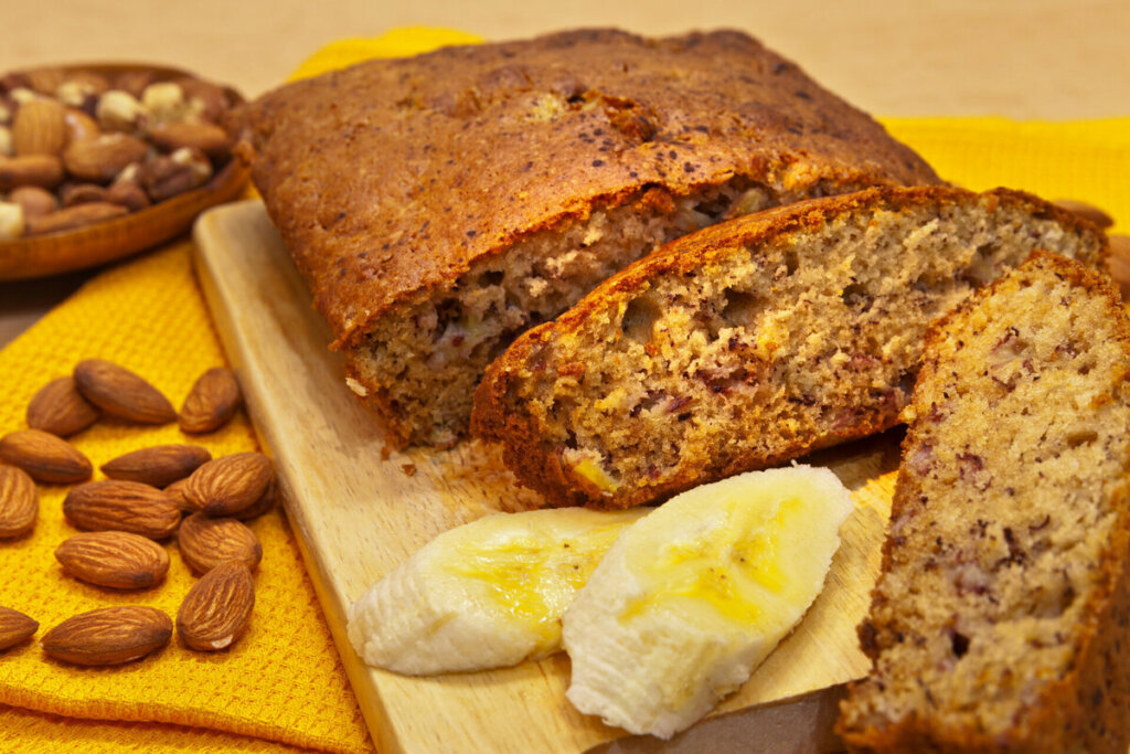 Bolo de banana com amêndoas (Imagem: Katvic | Shutterstock)
