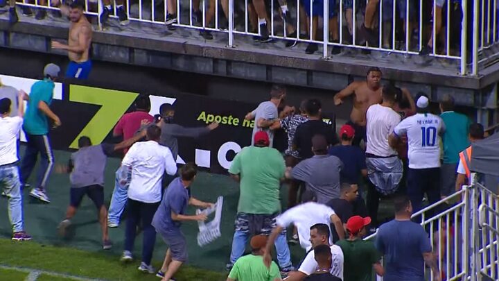 Briga entre torcedores na Arena Joinville (Foto: NSC TV, Reprodução)