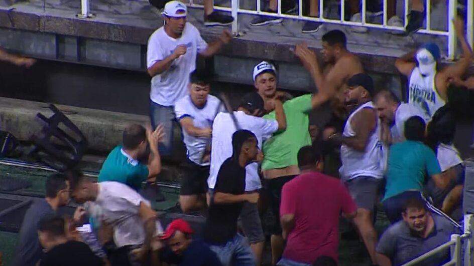 Briga entre torcedores na Arena Joinville (Foto: NSC TV, Reprodução)