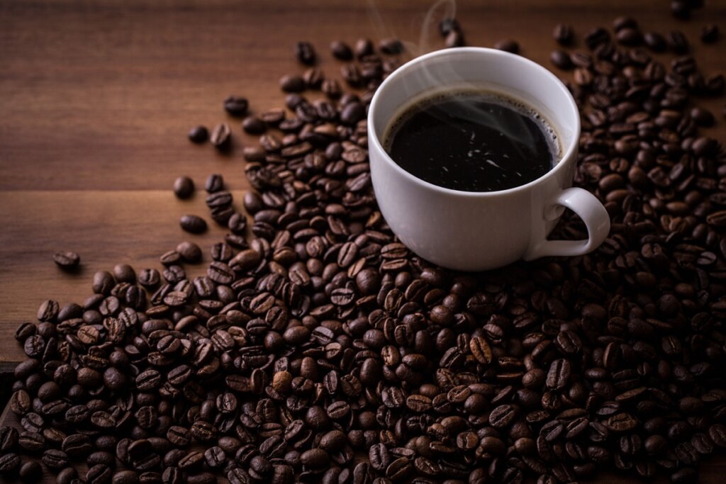 Consumido de forma moderada, o café traz benefícios para a saúde do fígado (Imagem: jazz3311 | Shutterstock)