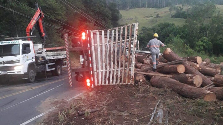 Caminhão carregado com madeira tomba e atinge poste de energia no Sul de SC (5)