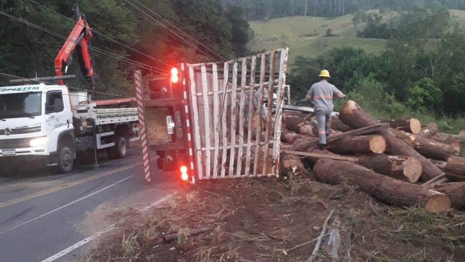 Caminhão carregado com madeira tomba e atinge poste de energia no Sul de SC (5)