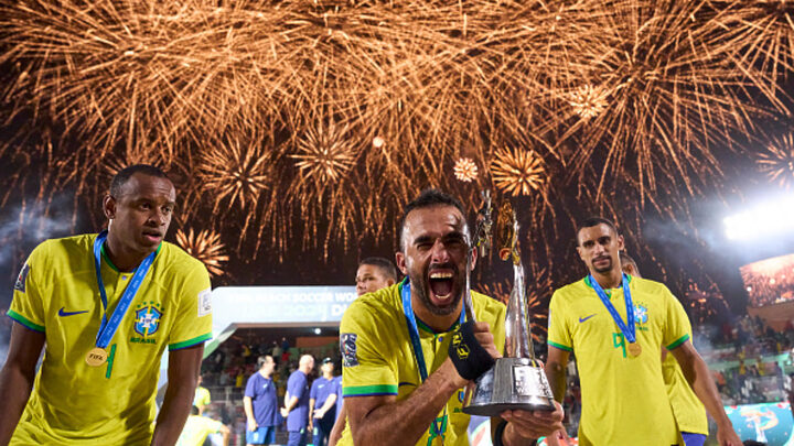 Campeao-mundial-de-Beach-Soccer-vai-vender-medalha-para-comprar-ar-condicionado-para-igreja-7.jpg