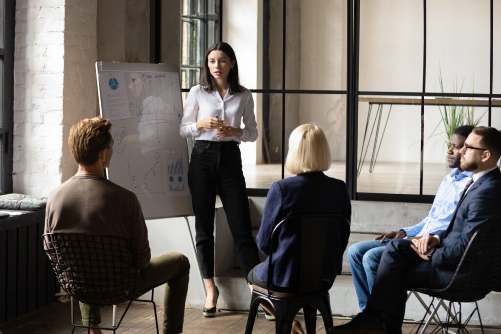 Ao entenderem a importância da saúde mental, os gestores podem fortalecer vínculos com suas equipes (Imagem: fizkes | Shutterstock)