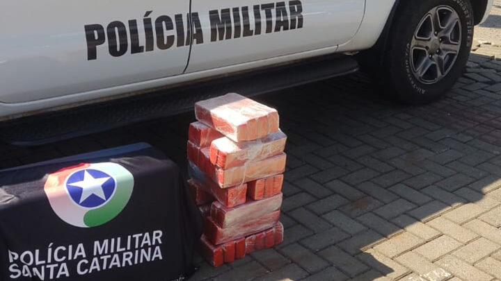 Casal é preso por levar quase 30 kg de maconha na bagagem em viagem de ônibus em SC