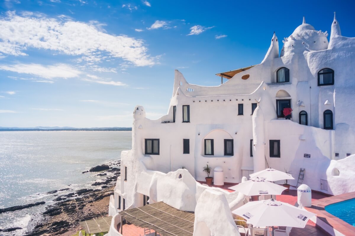 A Casapueblo é um lugar que deve ser visitado no Uruguai (Imagem: Guaxinim | Shutterstock)