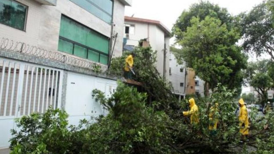 Chuvas provocaram estragos em Santos e outras cidades do litoral de SP