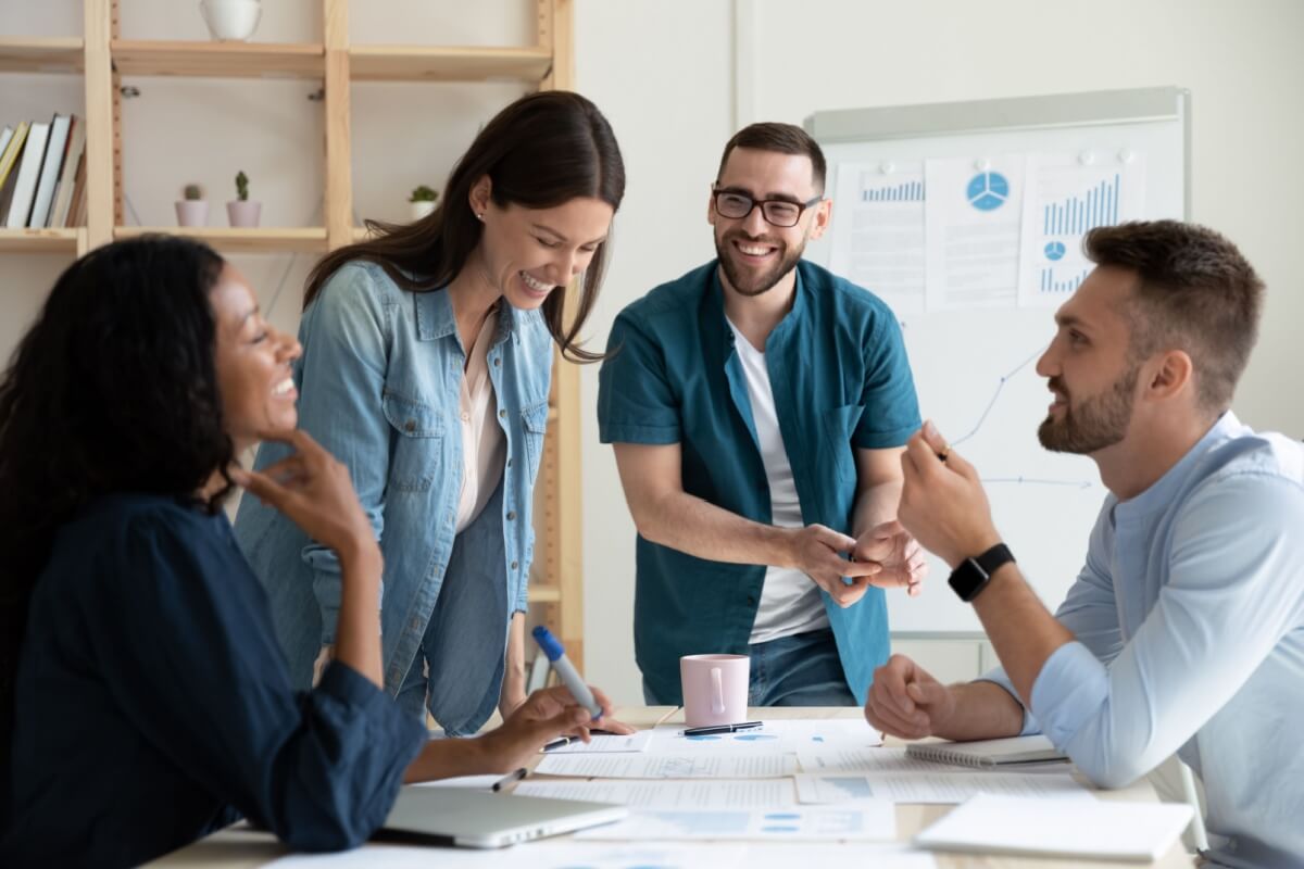 A saúde mental dos colaboradores deve ser priorizada pelas empresas (Imagem: fizkes | Shutterstock)