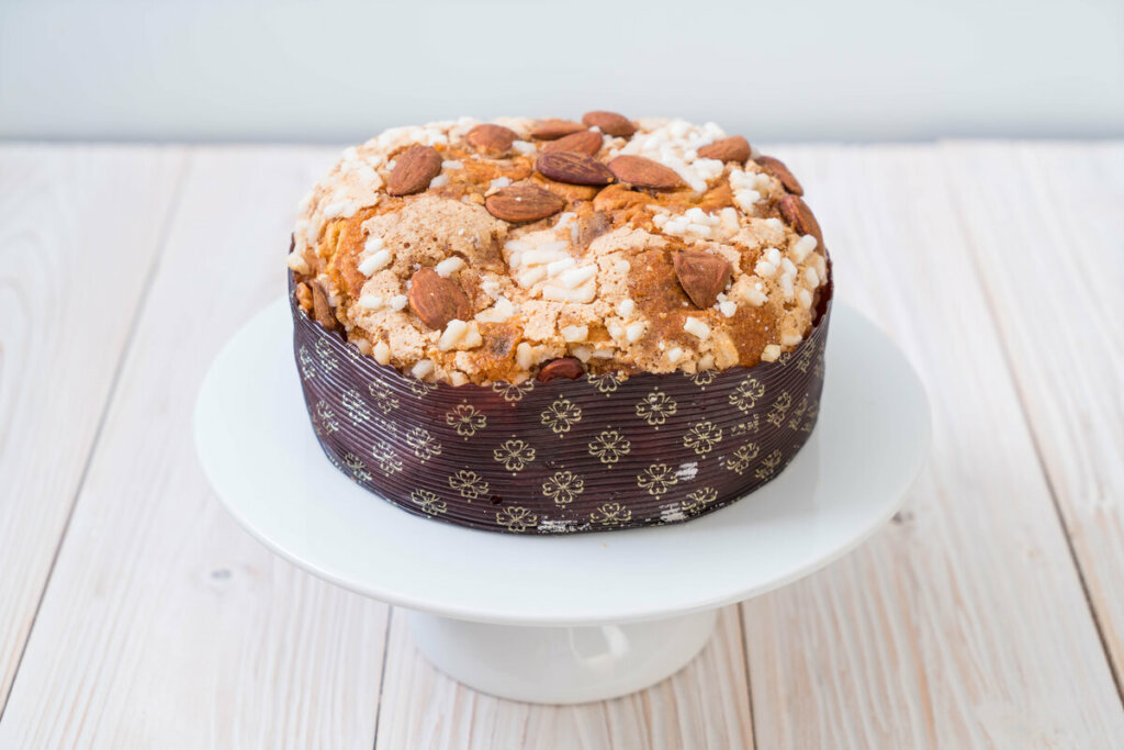 Colomba pascal com frutas cristalizadas e amêndoas (Imagem: gowithstock | Shutterstock)
