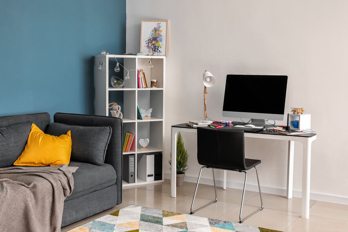 Criar um ambiente de estudos favorece o aprendizado de crianças e adolescentes  (Imagem: Aquarius Studio | Shutterstock)