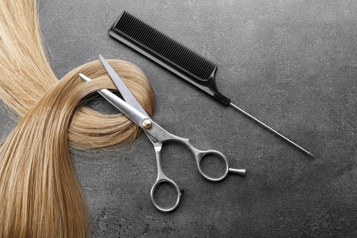 Alguns truques ajudam a disfarçar a insatisfação com o corte de cabelo (Imagem: Africa Studio | Shutterstock)