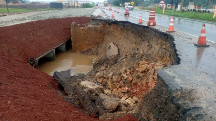 Cratera se abre na SC-445 após fortes chuvas e deixa pista interditada no Sul de SC