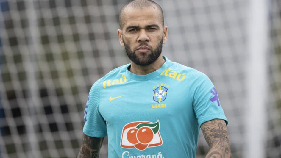 Defesa de Daniel Alves paga fiança e ex-jogador pode ser solto a qualquer momento