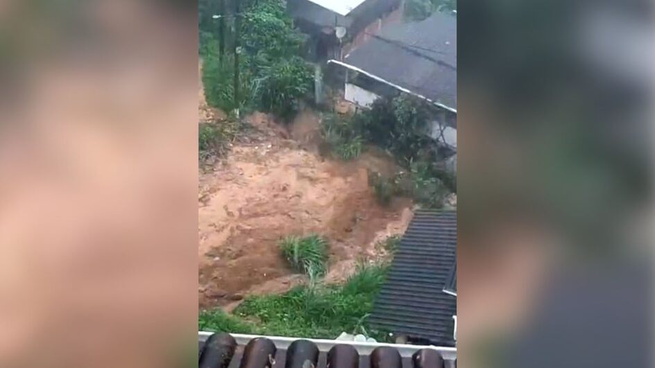 Deslizamento em Petrópolis deixou três mortos (Foto: Reprodução)