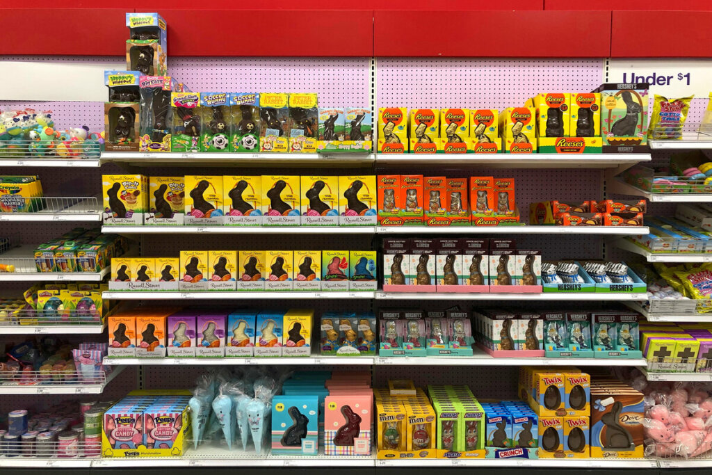 Na Páscoa, resistir às liquidações evita compras desnecessárias (Imagem: Sheila Fitzgerald | Shutterstock)