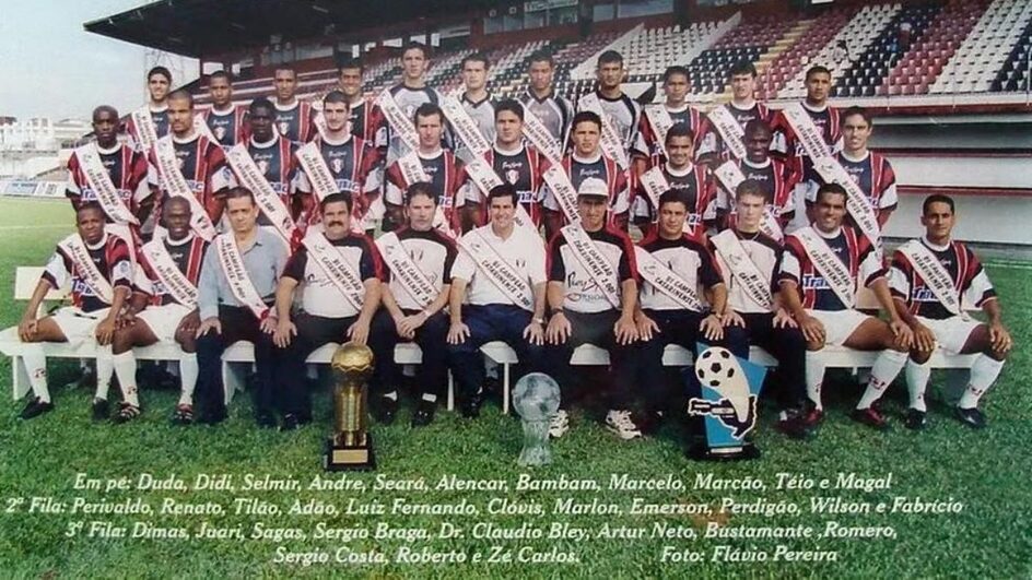 Elenco campeão do Campeonato Catarinense de 2001 (Foto: Divulgação)