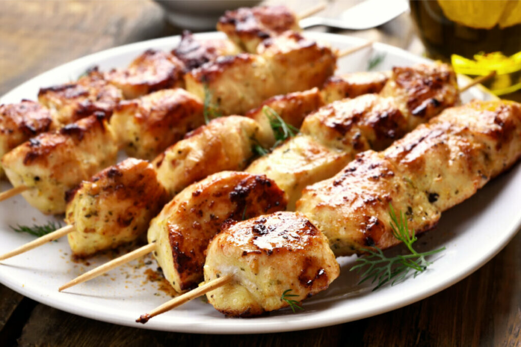 Espetinho de frango (Imagem: Tatiana Volgutova | Shutterstock)