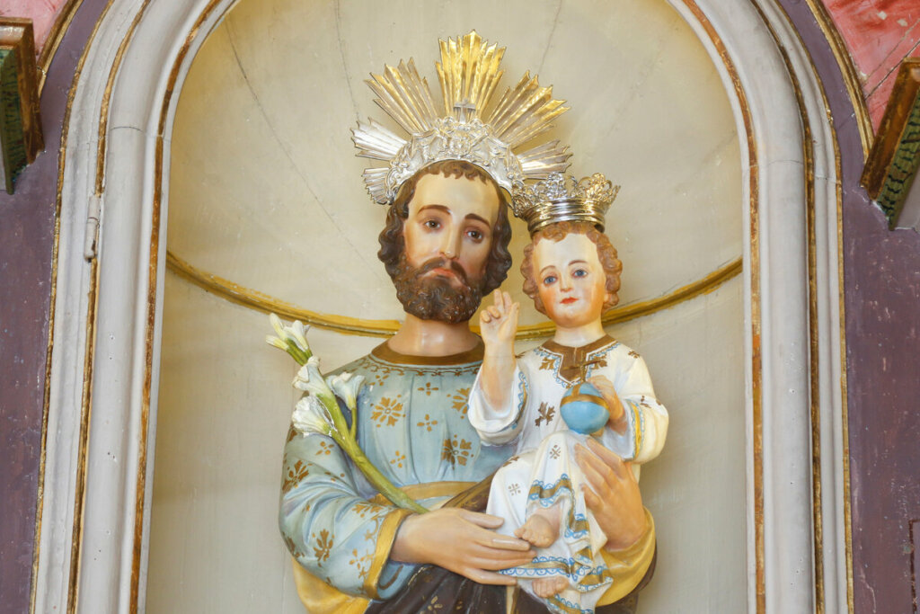 Orar para S&atilde;o Jos&eacute; antes de dormir ajuda a ter noites tranquilas (Imagem: Sidney de Almeida | Shutterstock)