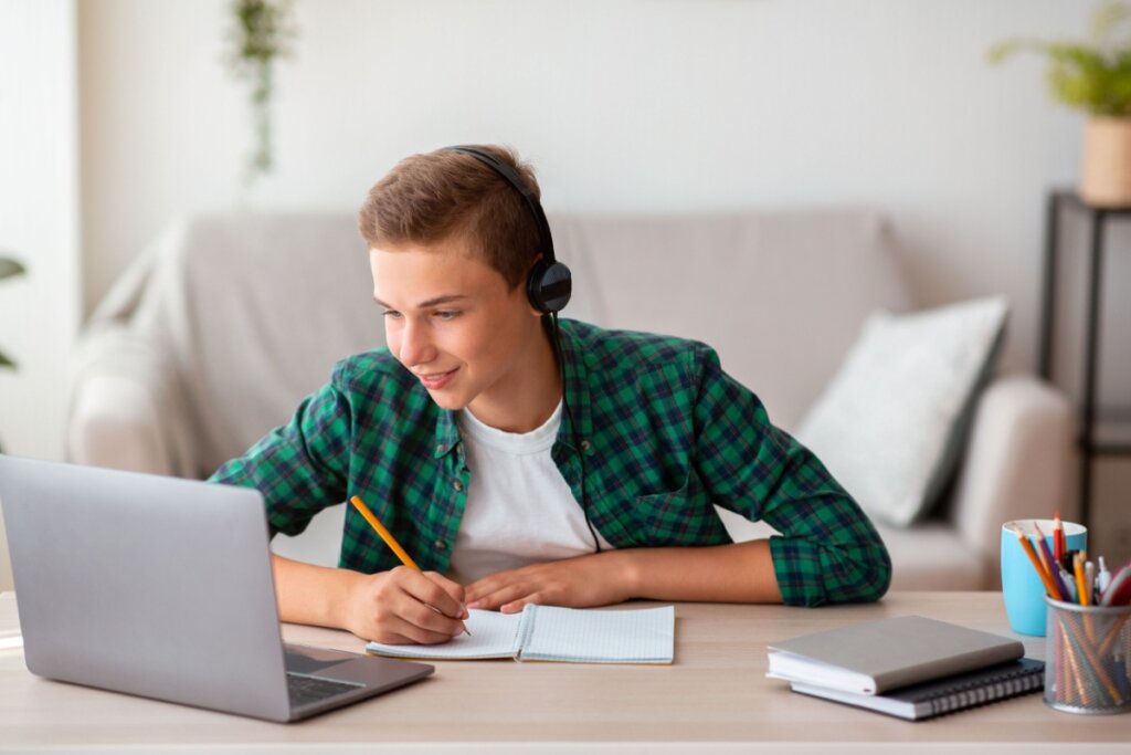 As cores das paredes também influenciam o emocional durante os estudos (Imagem: Prostock-studio | Shutterstock)