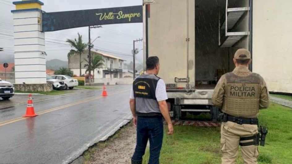 Fiscalização vistoriou propriedades rurais e também caminhões que transportam animais