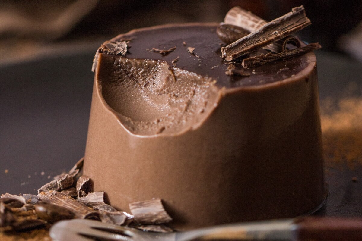 Flan de chocolate (Imagem: Elena Lapshina | Shutterstock)