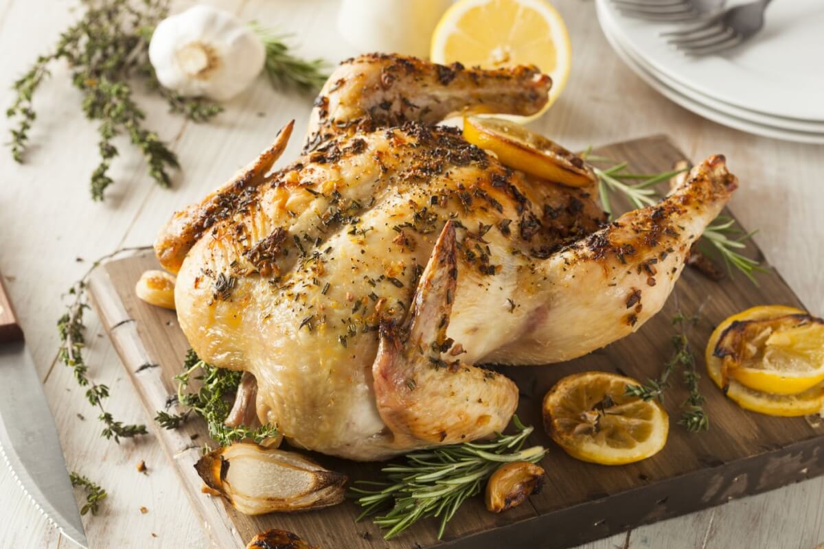 Frango assado com ervas e limão (Imagem: Brent Hofacker | Shutterstock)