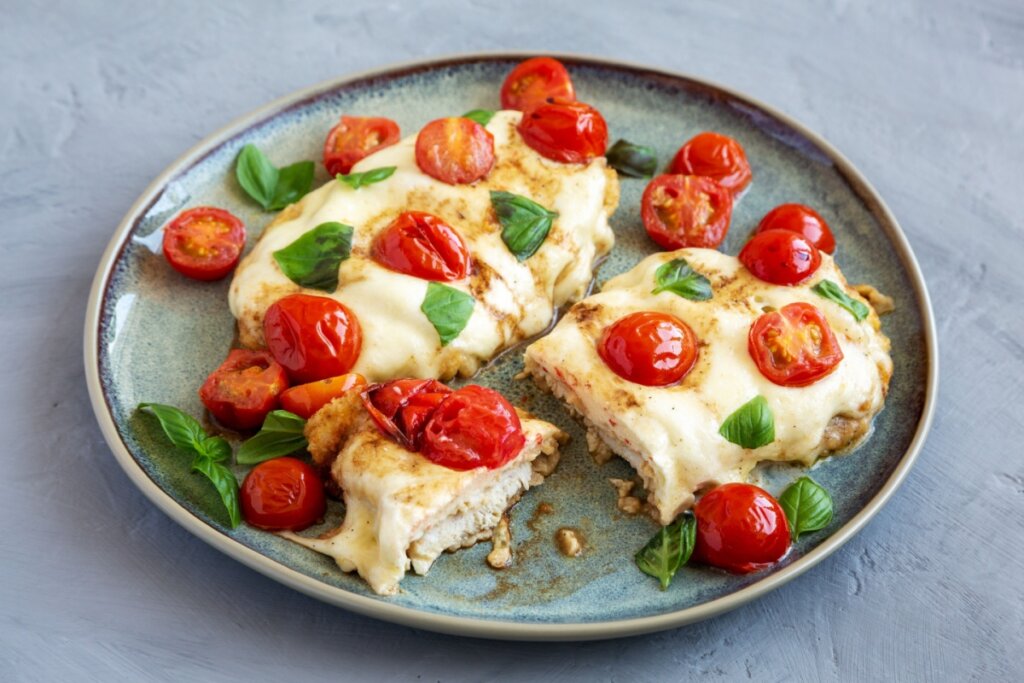 Frango caprese (Imagem: Liudmyla Chuhunova | Shutterstock)