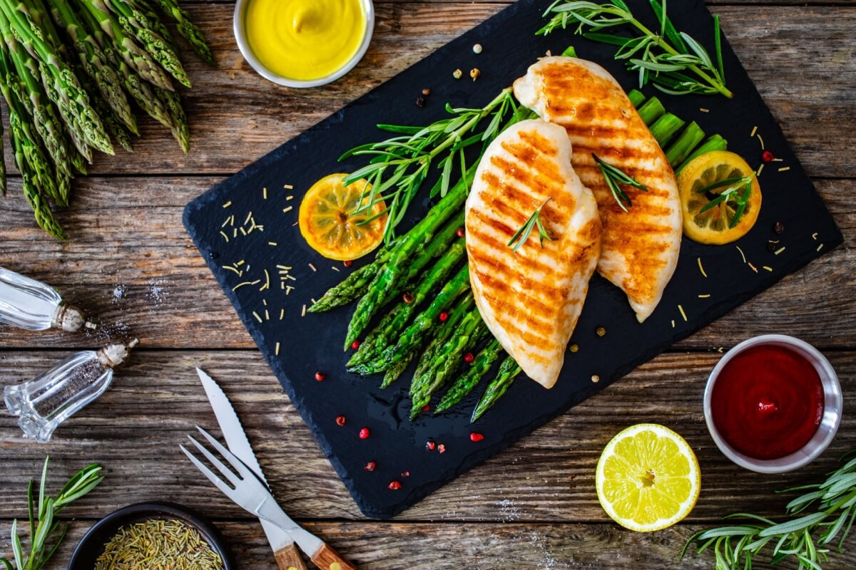Frango grelhado com aspargos (Imagem: Jacek Chabraszewski | Shutterstock)