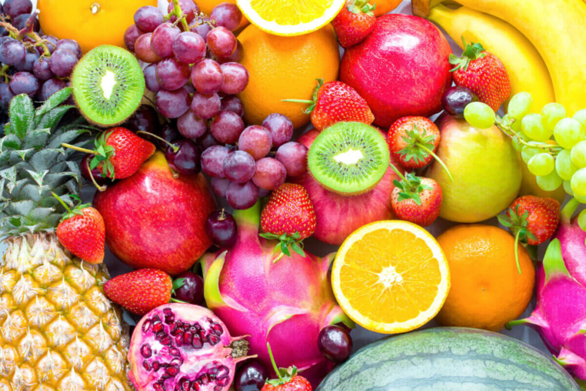 As frutas são opções leves e nutritivas para emagrecer com saúde (Imagem: CHALERMCHAI99 | Shutterstock)
