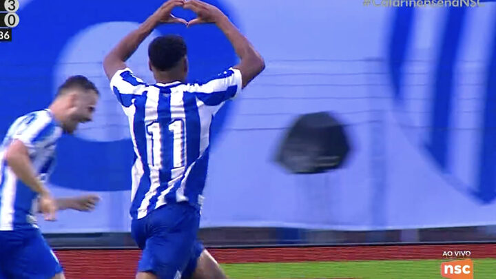 Garcez fez o quarto gol do Avaí no início do segundo tempo (Foto: reprodução, NSC TV)