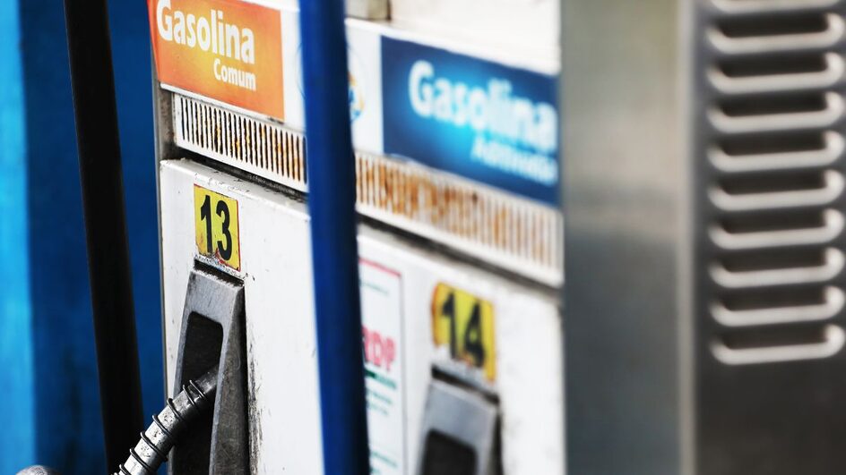 Gasolina comum tem preço médio de R$ 5,87 em SC