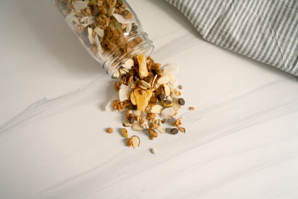 Granola tropical com coco e abacaxi (Imagem: adrianne haskins | Shutterstock)