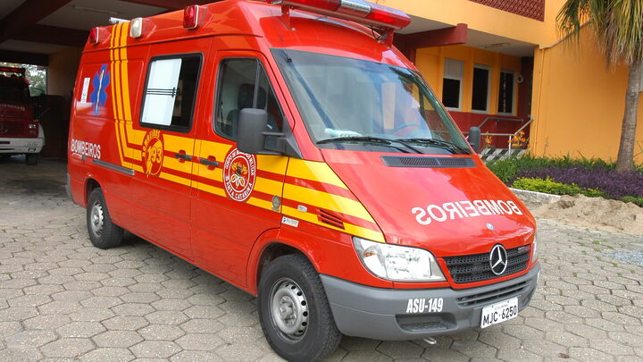Corpo de Bombeiros atende homem que foi atendido durante explosão de gás