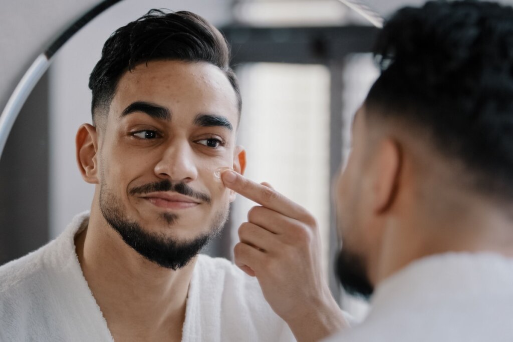 Hidratar a pele &eacute; essencial para proteg&ecirc;-la, equilibr&aacute;-la e evitar ressecamento (Imagem: AYA LAB | Shutterstock)