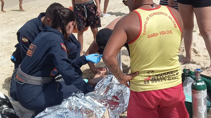 Homem se afoga na Praia do Moçambique e é resgatado por surfistas, em Florianópolis
