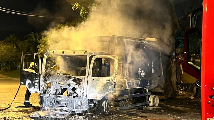 Homens armados rendem trabalhadores e ateiam fogo em caminhão de lixo em Florianópolis-1