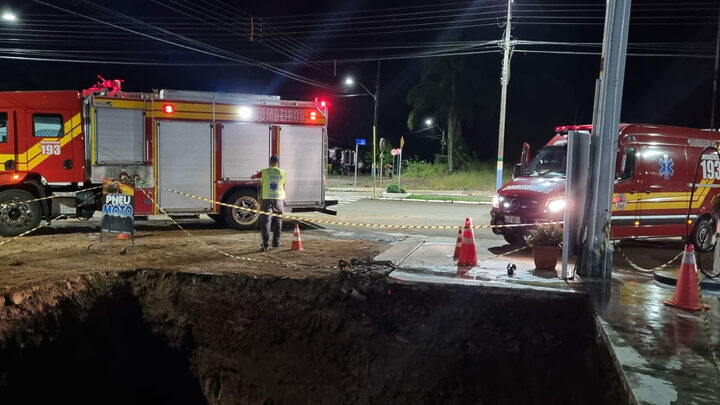 Idosa cai em buraco de posto de combustível