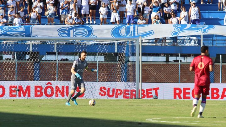 Igor Bohn levou o prêmio no primeiro jogo das quartas de final (Foto: Frederico Tadeu, Avaí)