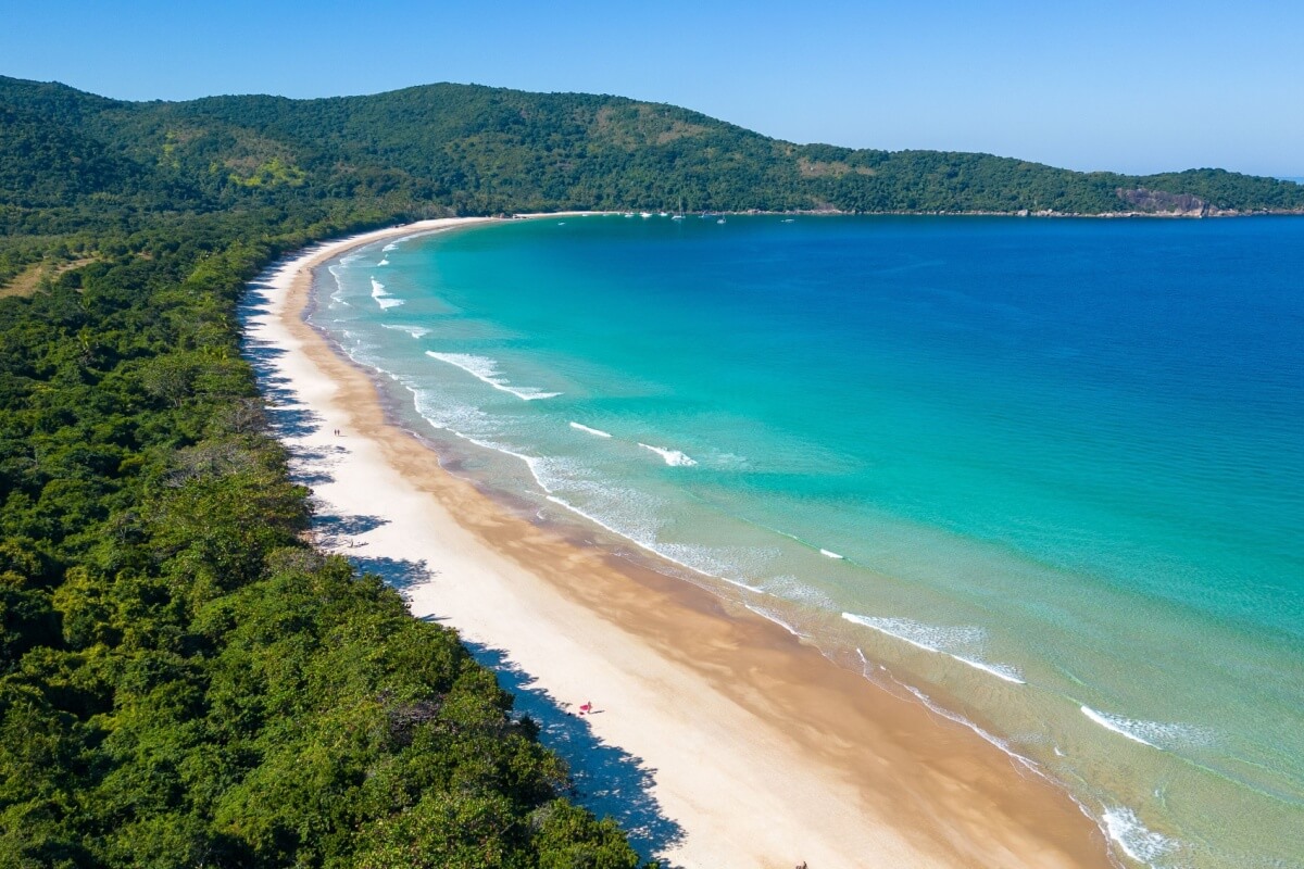 A Ilha Grande é um paraíso de beleza natural e biodiversidade única na costa verde do Rio de Janeiro (Imagem: Derson Santana | Shutterstock)