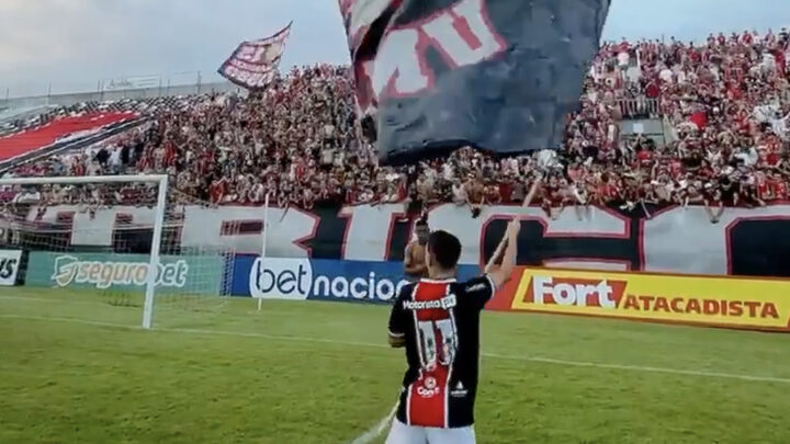 Atacante Guilherme Cachoeira faz festa com a torcida na Arena (Foto: reprodução, X, Jec)