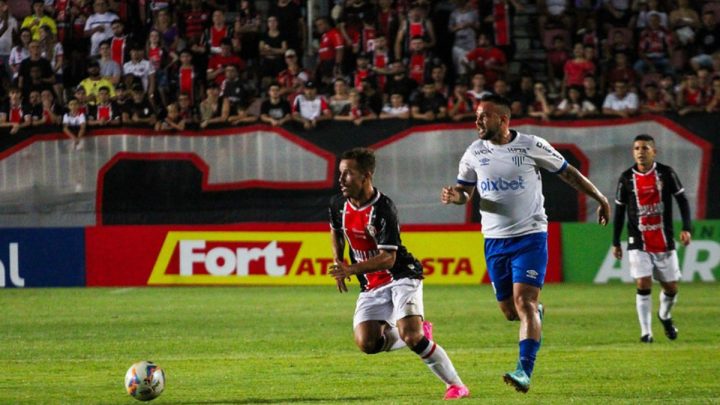 Joinville x Avaí no jogo da primeira fase do Campeonato Catarinense (Foto: Gustavo Mejía, Joinville)