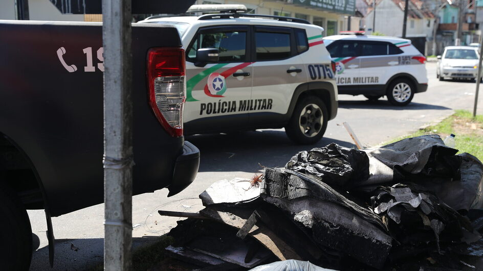 Moradores do Monte Cristo fecham ruas em protestos contra violência policial em Florianópolis