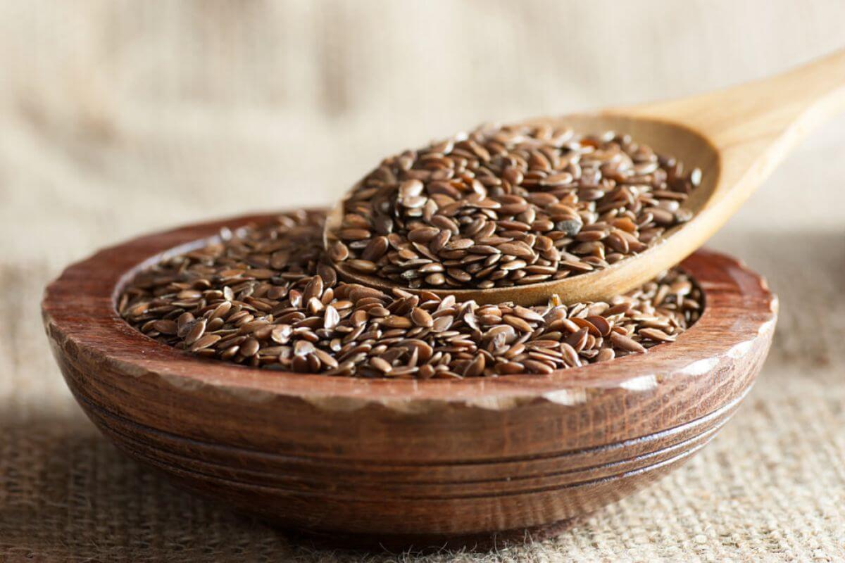 A linhaça ajuda o organismo a absorver nutrientes (Imagem: Halil ibrahim mescioglu | Shutterstock)