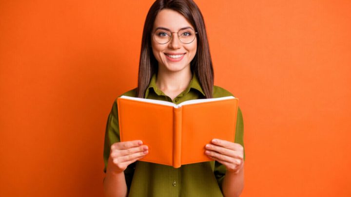 Livros ajudam a distrair a mente nos momentos de lazer (Imagem: Roman Samborskyi | Shutterstock)