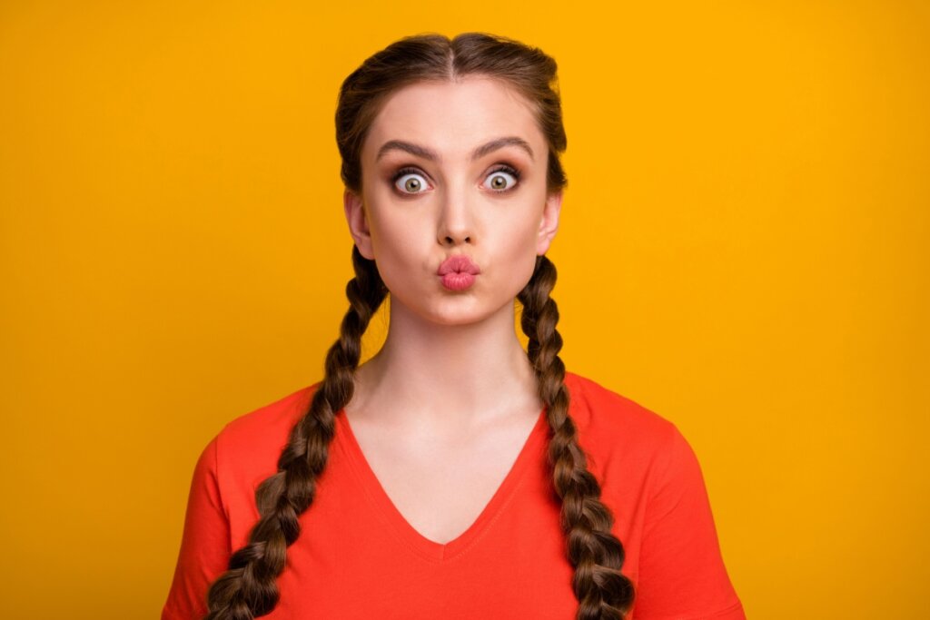 Maria chiquinha com trança traz um estilo street ao visual (Imagem: Roman Samborskyi | Shutterstock)