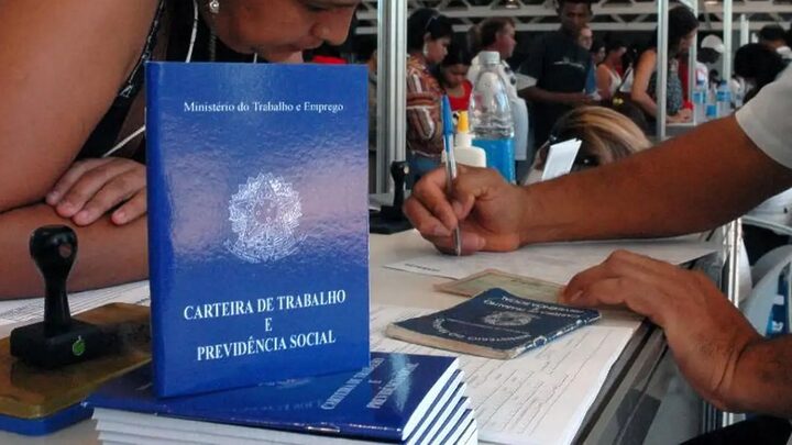 Mercado de trabalho de SC tem diferença salarial entre homens e mulheres, mostra levantamento