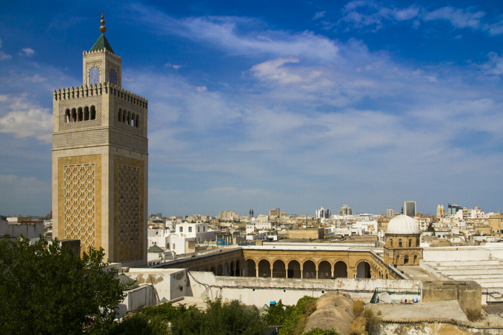 Mesquita de Al-Zaytuna &eacute; um dos pontos tur&iacute;sticos imperd&iacute;veis da capital da Tun&iacute;sia (Imagem: StockPhotosLV | Shutterstock)