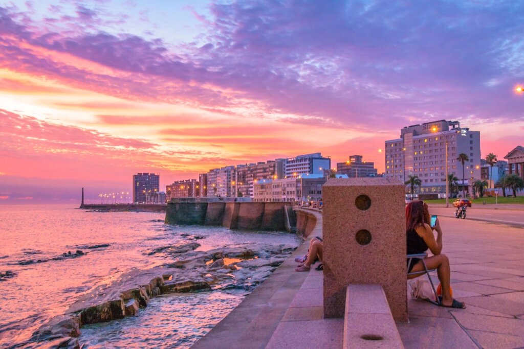 Rambla de Montevidéu é a larga avenida que costeia o Rio da Prata por mais de 30 km (Imagem: DFLC Prints | Shutterstock)