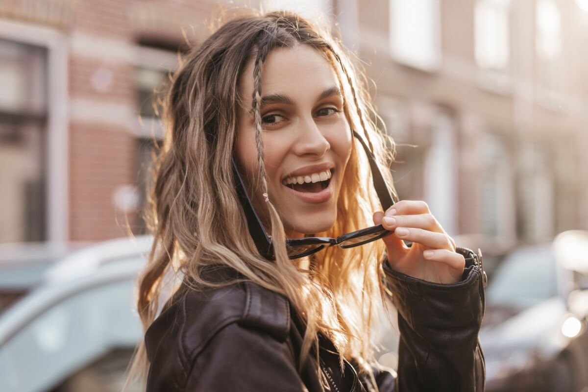 A maquiagem e o cabelo são destaques no look para festival de música (Imagem: Ekateryna Zubal | Shutterstock)
