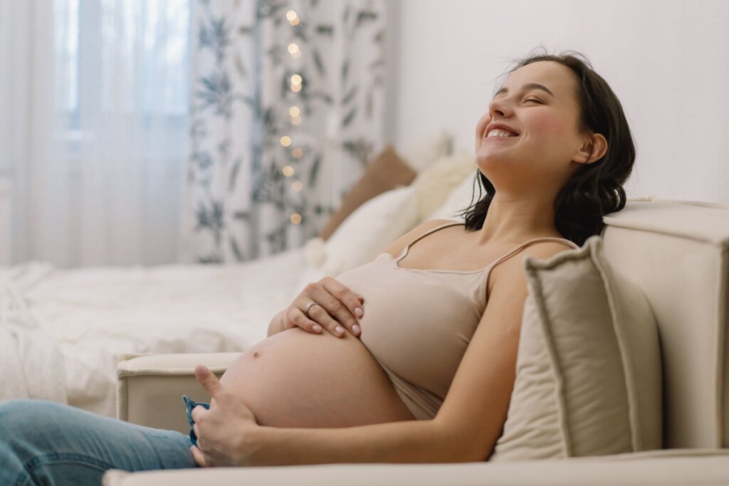 Na 20ª semana de gestação, o bebê já ouve os batimentos cardíacos da mãe e alguns sons externos (Imagem: Nastyaofly | Shutterstock)
